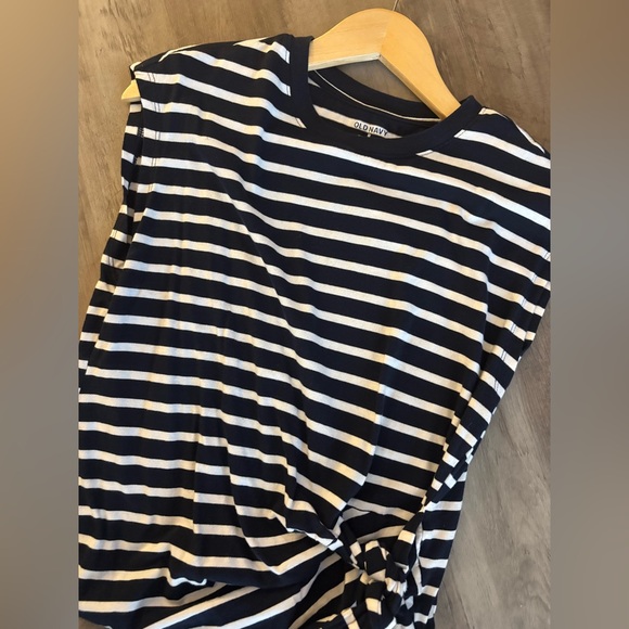 Old Navy Sleeveless Tie Front Shirt - Picture 4 of 5